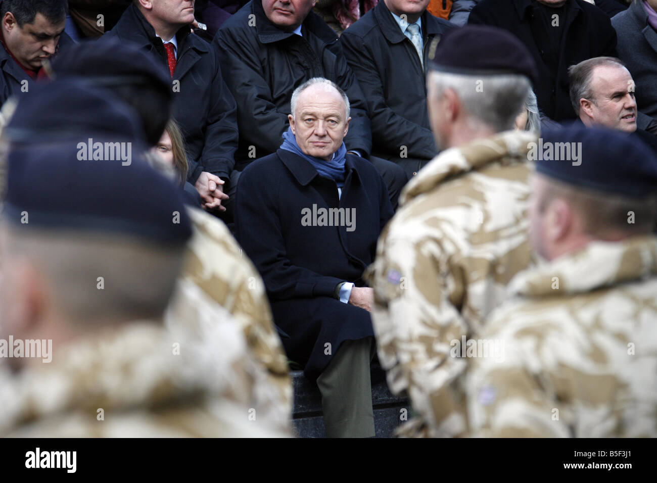 Territoriale Armee, die Soldaten beteiligt waren, in eine Medaille parade durch die Straßen von London nach einer sechsmonatigen Tour in Afghanistan A 53 starke zusammengesetzte Geschwader von 151 London Transport Regiment Royal Logistics Corps von HMS Belfast City Hall marschierten vor mit Medaillen Onlooked durch Bürgermeister Ken Livingstone 4. März 2008 präsentiert Stockfoto