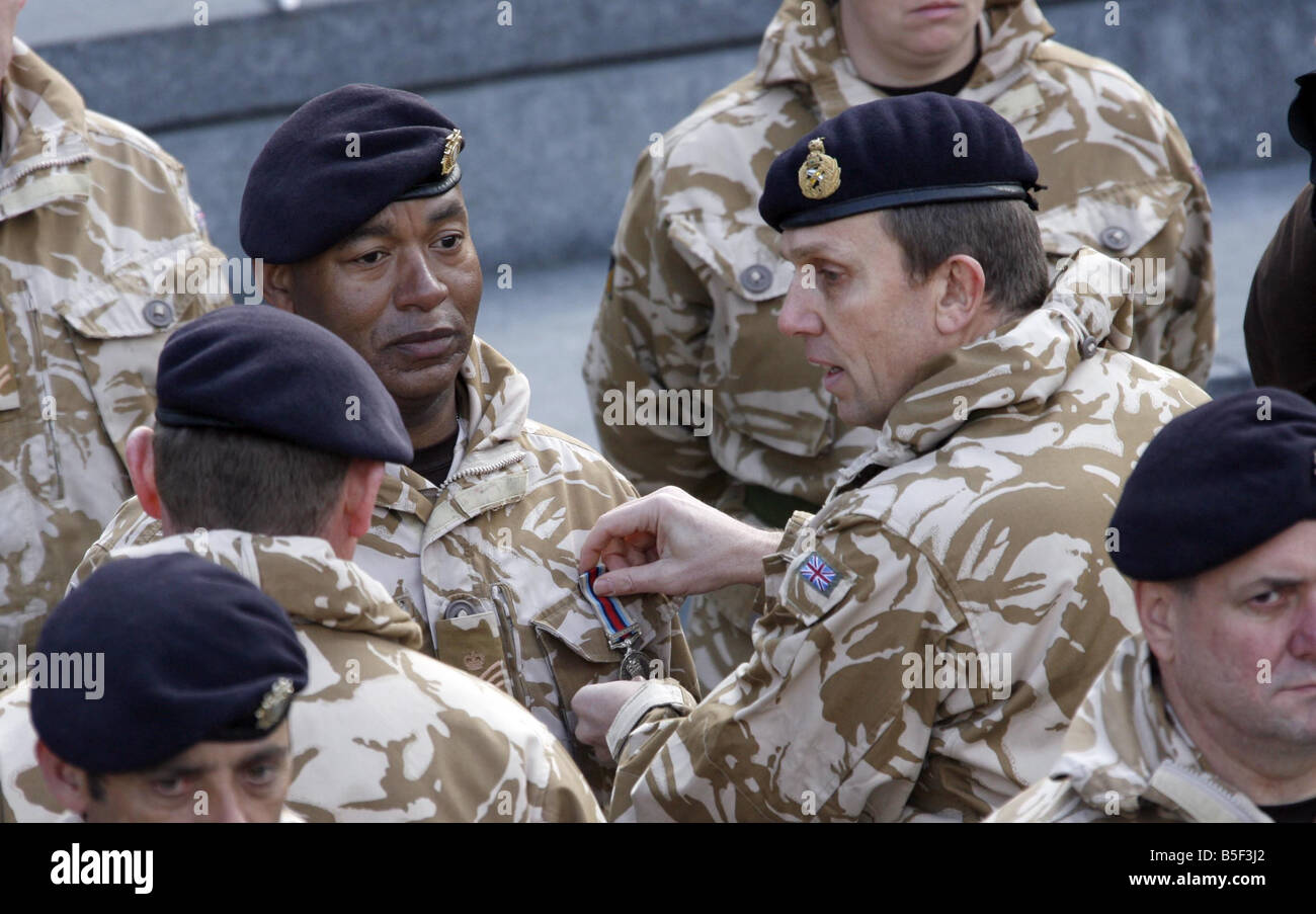 PIC Territorialarmee, die Soldaten beteiligt waren, in eine Medaille parade durch die Straßen von London nach einer sechsmonatigen Tour in Afghanistan A 53 starke zusammengesetzte Geschwader von 151 London Transport Regiment Royal Logistics Corps von HMS Belfast City Hall marschierten vor mit Medaillen von Generalmajor Shouesmith 4. März 2008 präsentiert Stockfoto