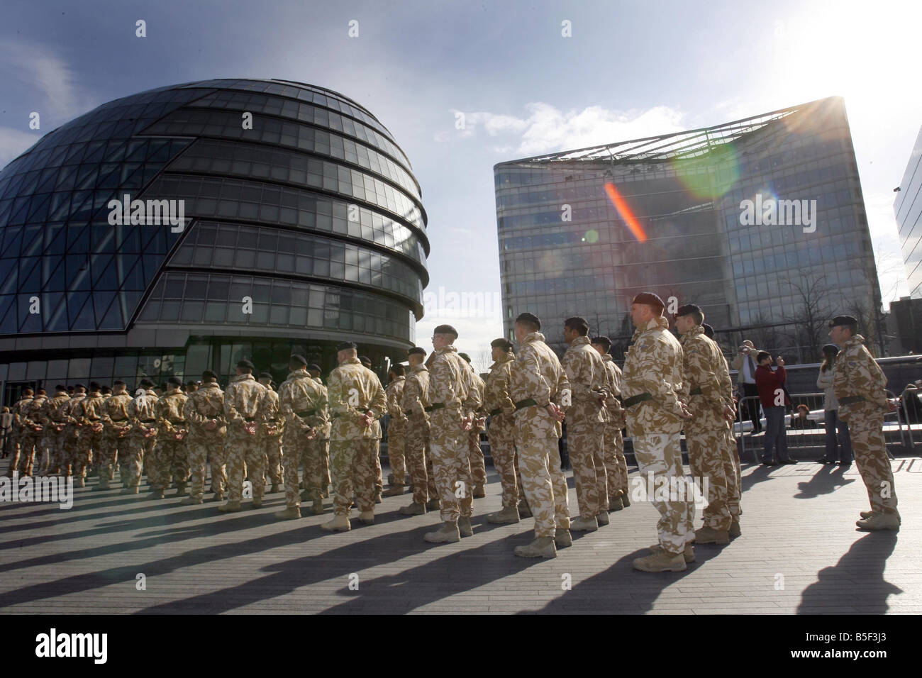 PIC Territorialarmee, die Soldaten beteiligt waren, in eine Medaille parade durch die Straßen von London nach einer sechsmonatigen Tour in Afghanistan A 53 starke zusammengesetzte Geschwader von 151 London Transport Regiment Royal Logistics Corps wurden von HMS Belfast marschieren zum Rathaus, bevor mit Medaillen 4. März 2008 Stockfoto