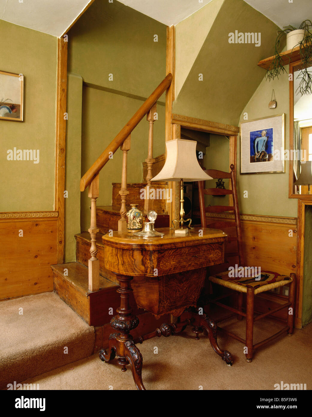 Kleiner Antiker Tisch Und Stuhl Im Grunen Saal Mit Tafelung Vertafelung Stockfotografie Alamy