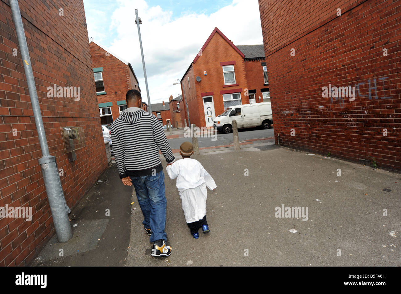Somalischer RefugeeFamily auf der Straße Bolton Modell veröffentlicht Stockfoto