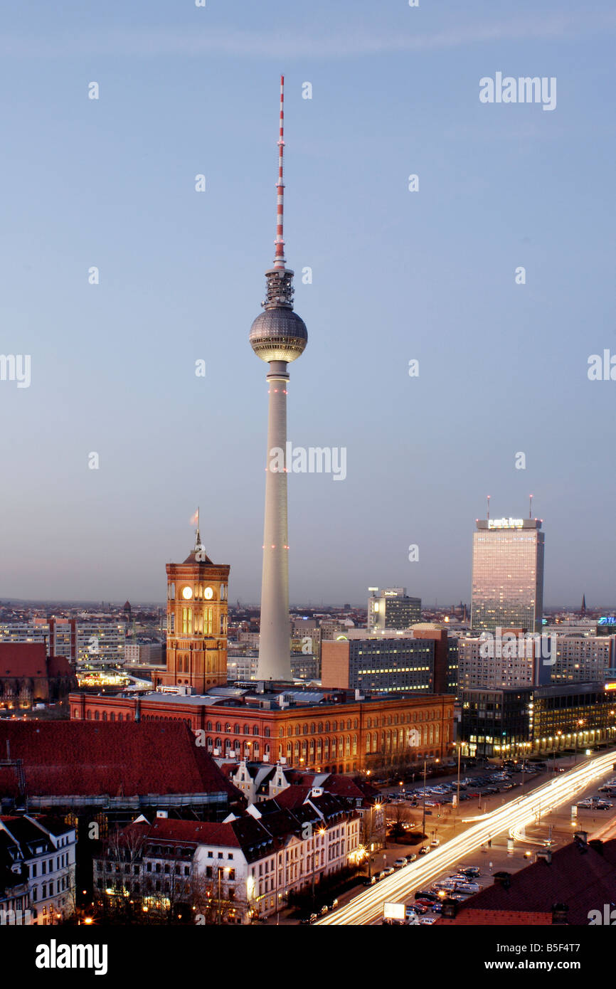 Stadtbild von Berlin mit Fernsehturm in Berlin-Mitte, Deutschland Stockfoto