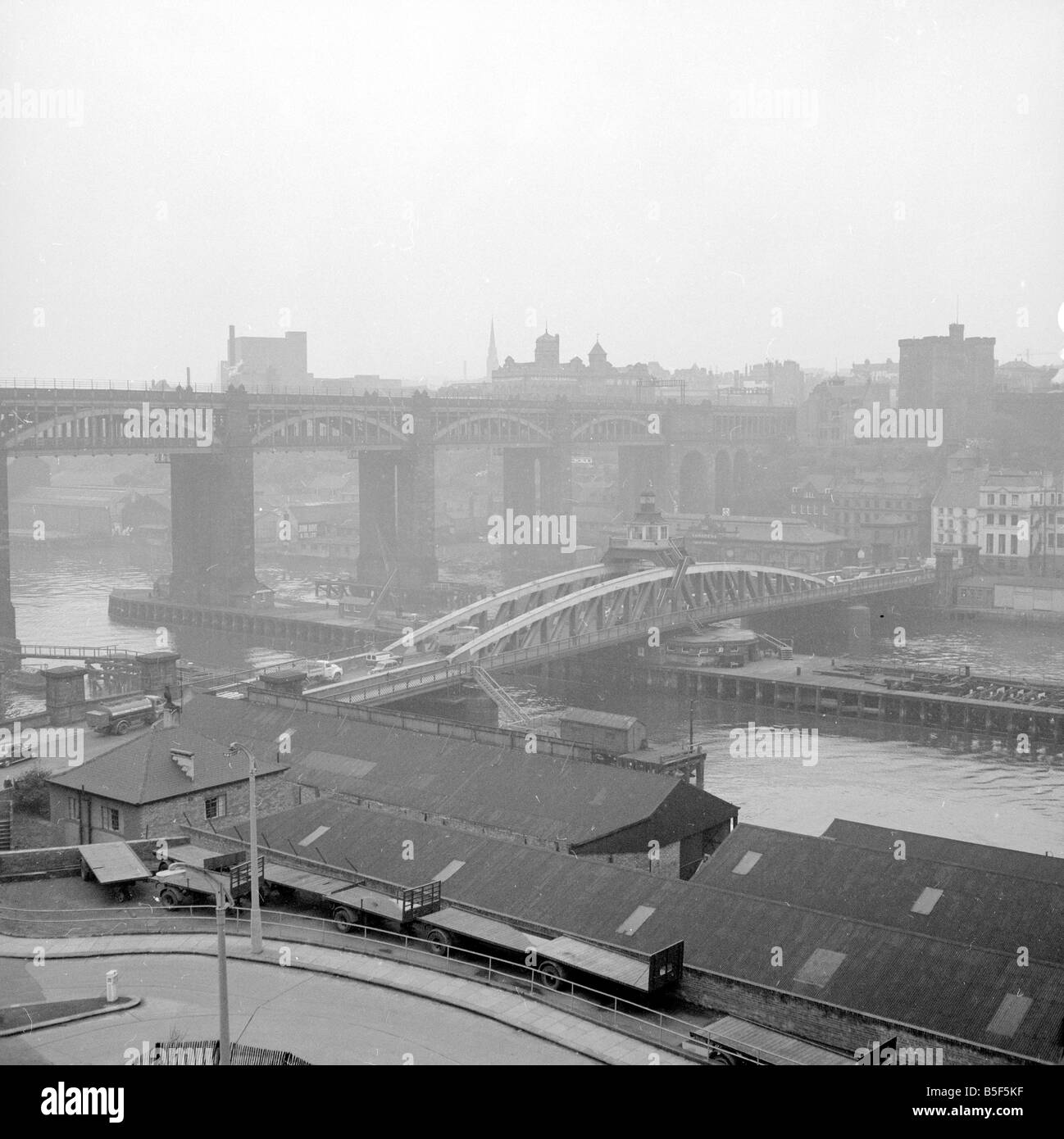 Die Newcastle-Drehbrücke wurde von Tyne Verbesserung der Kommission im Rahmen der Befugnisse, die durch die Tyne Improvement Act von 1861, als Teil ihrer allgemeinen Plan zur Verbesserung der Navigation und Ausweitung des Handels durch die Öffnung der Oberlauf des Flusses für größere Schiffe. Drehbrücke, Newcastle die Brücke wurde entworfen und gebaut von Sir W.G. Armstrong and Company Limited von Elswick, die Arbeit wird im Jahr 1873 begonnen. Es war zuerst für den Straßenverkehr auf 15. Juni 1876 verwendet und für die Flussschifffahrt am 17. Juli 1876 eröffnet Stockfoto