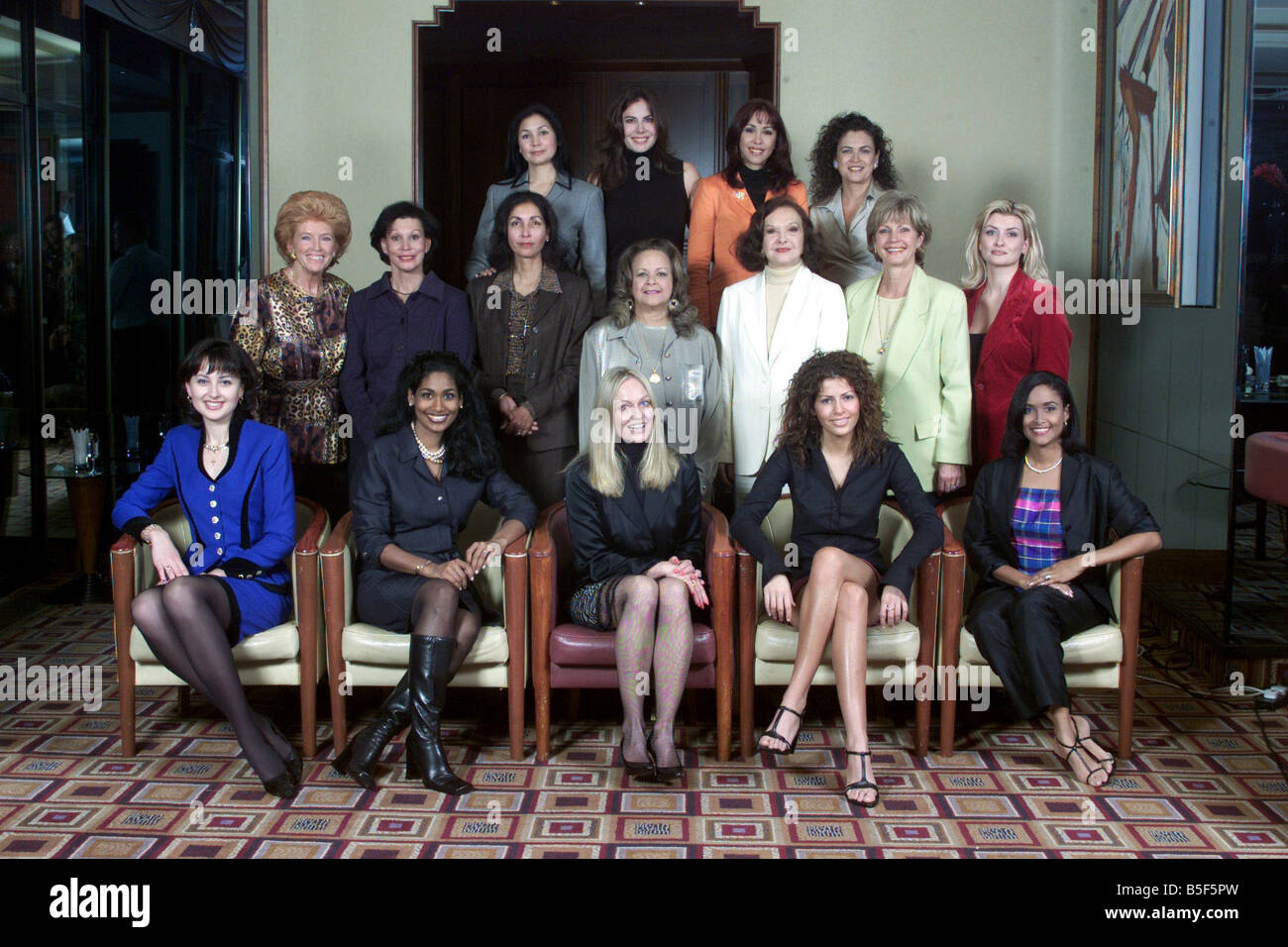 16 EX-MISS WORLD S GEWINNER NOVEMBER 2000 LINE UP FÜR FÜR FOTO AM VORABEND DER MISS WPRLD 2000 DO FRONT ROW JULIA KOUROTCHINA 92 LISA HANNA 93 MARY STAVIN 77 LINOR ABARGIL 98 GISELLE LARONDE WEST 86 MITTE ZEILE MAI LOUISE FLODIN 52 JENNIFER HOSTEN CRAIG 70 DR REITA FARIA POWELL 66 CAROLE JOAN CRAWFORD 63 DENISE PERRIER LANFRANCHI 53 CENT COELEN 58 LINDA PETURSDOTTIR 88 BACK ROW KIMBERLEY SANTOS 80 GINA TOLLESON THICKE 90 MARIASELA ALVAREZ 82 CINDY BRAKESPEARE 76 Stockfoto