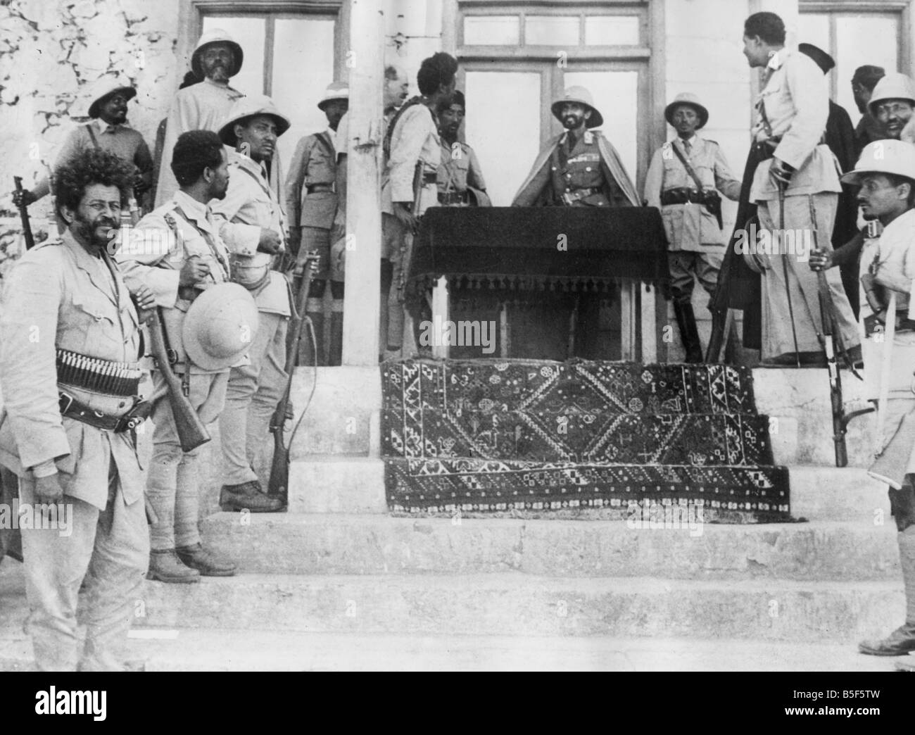 Äthiopischen Kaiser Haile Selassie eine Rede zu den Patriot Kräfte von Abessinien machen, nachdem sie die Nachdruck vertretene italienische Festung von Debra Marcos in Abessinien, Nordafrika während des zweiten Weltkriegs erfasst. ; Mai 1941 Stockfoto