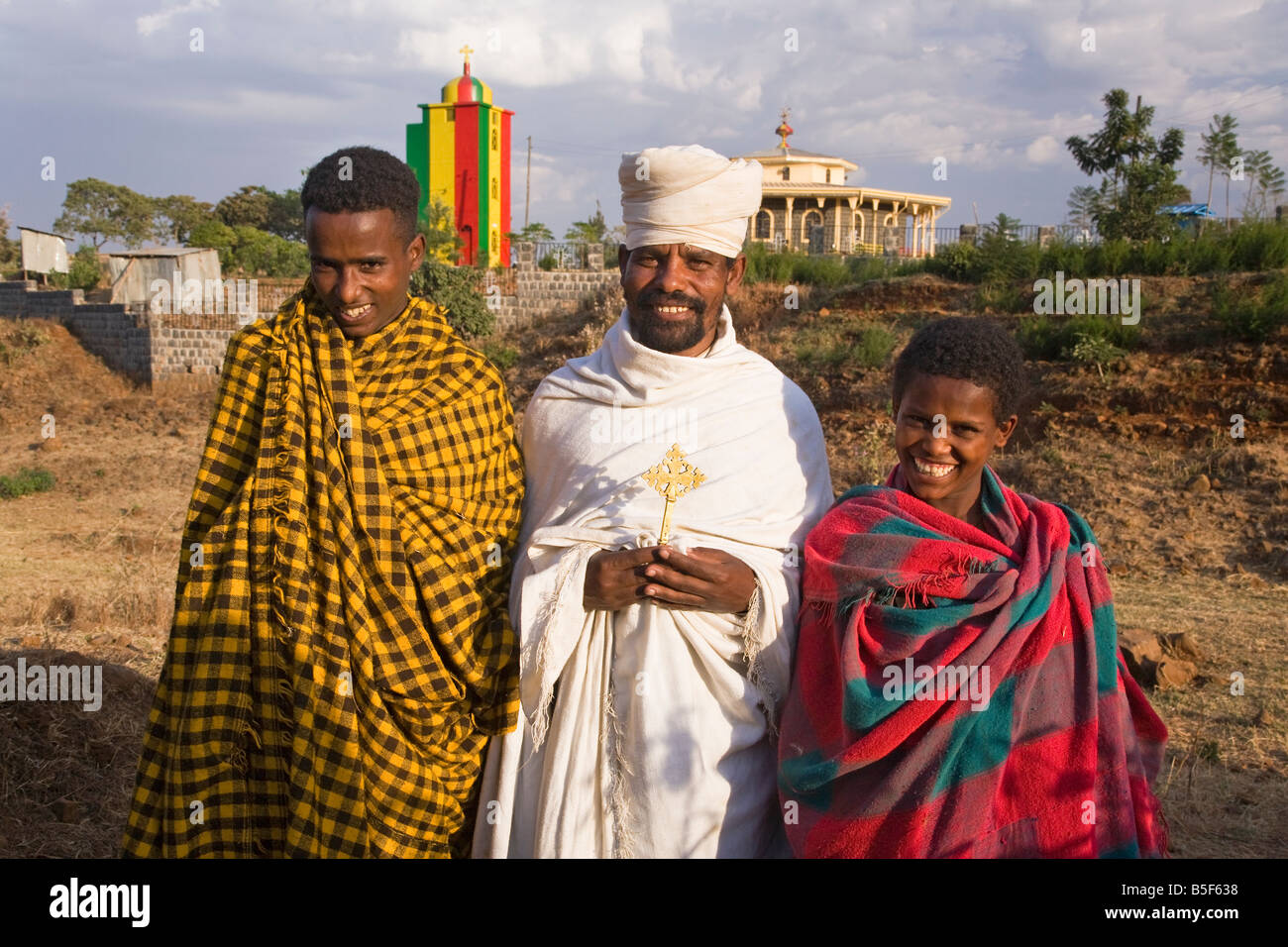 Priester und Kinder außerhalb einer lokalen Kirche und äthiopischen