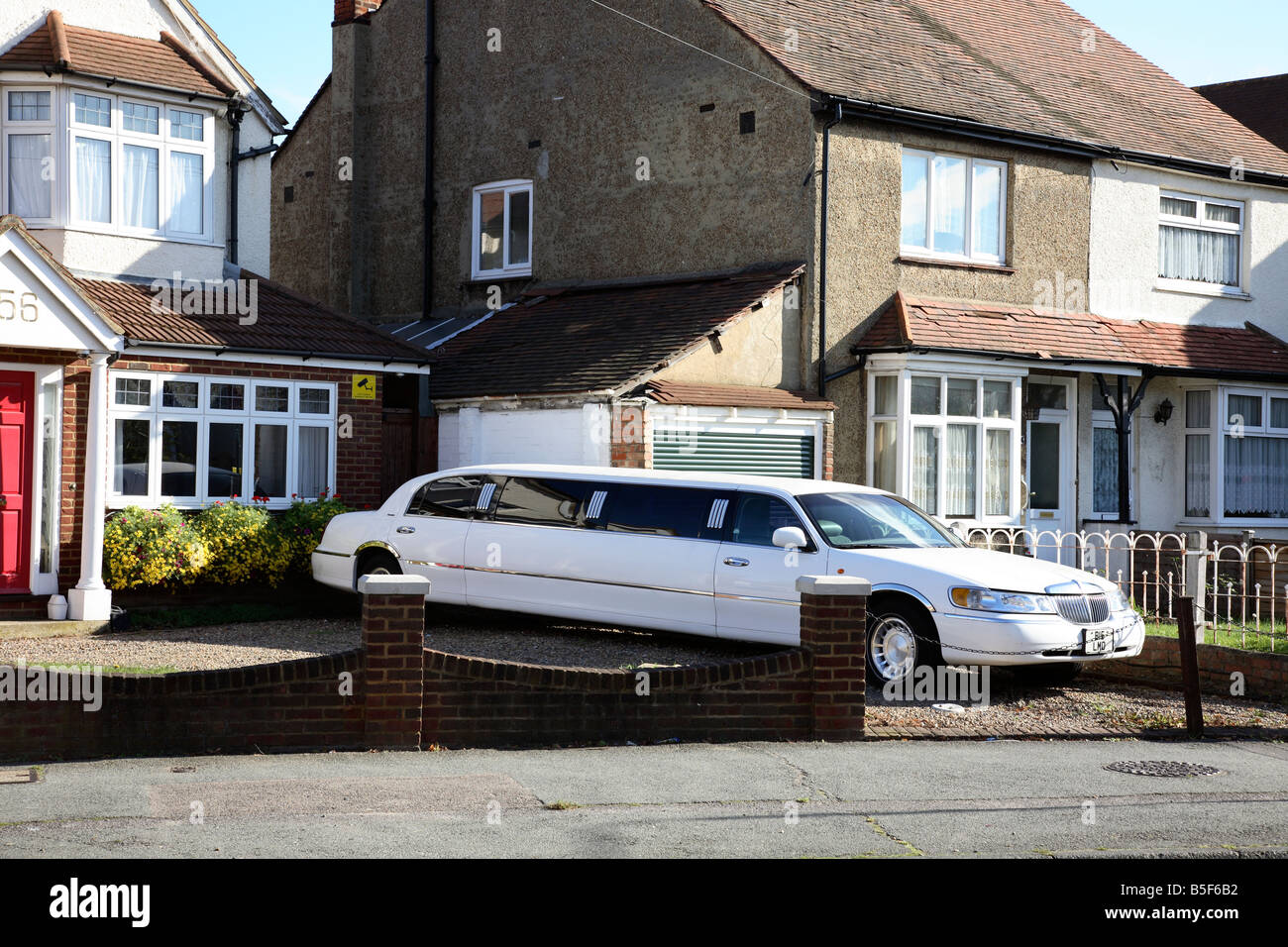 Limousine vor einem Vorstadthaus geparkt. Stockfoto