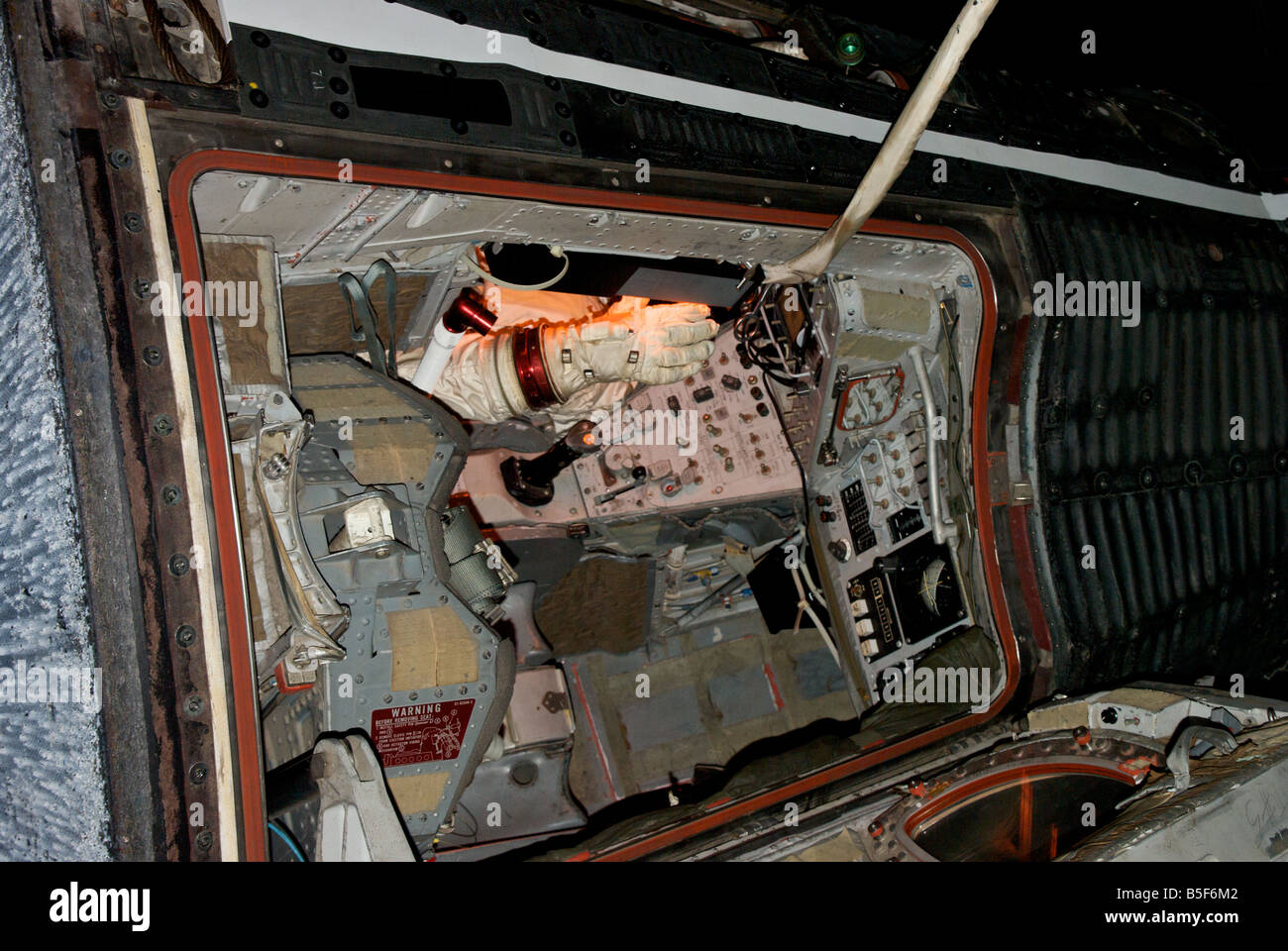 Engen Grenzen für ein Astronaut im Mock-up-Display eine Raumkapsel aus frühen Weltraum-Missionen Stockfoto