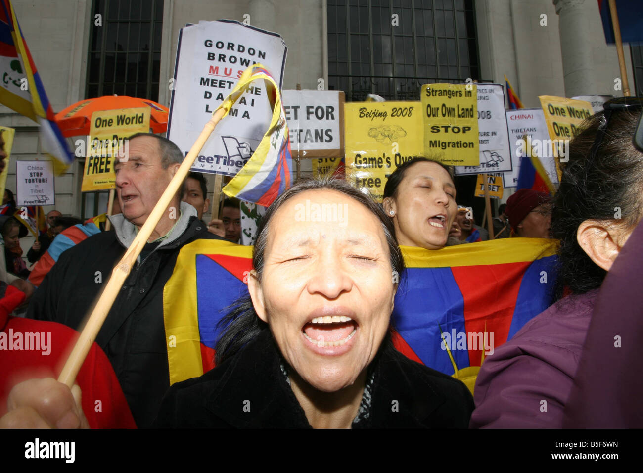 Tibetischen ex Patrioten und Mitglieder der britischen Öffentlichkeit demonstrieren vor der chinesischen Botschaft in London fordern die Chinesen Stockfoto