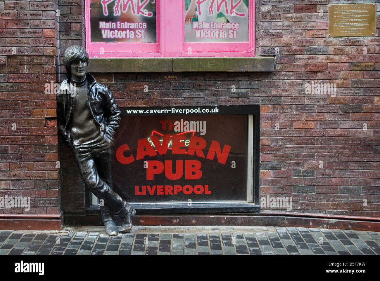 John-Lennon-Statue in Mathew Street Outide Ortsbild des Cavern Club, Liverpool Stockfoto