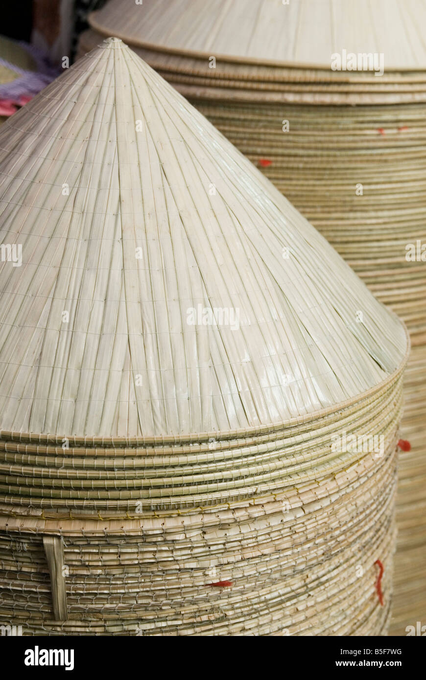 Paddy Hüte oder konischen Strohhüten zum Verkauf auf einem Markt in Binh Tay Markt, Cholon, Ho Chi Minh City, Vietnam Abschaltdruck Stockfoto