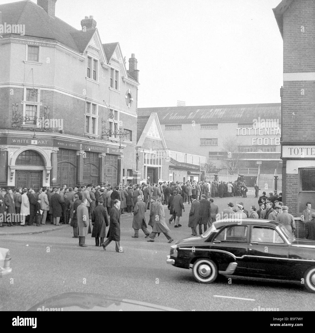 Tottenham-Fans Schlange vor White Hart Lane für Tickets zu ihrem Europa-Cup-Spiel gegen Dukla Prag. Februar 1962 Stockfoto