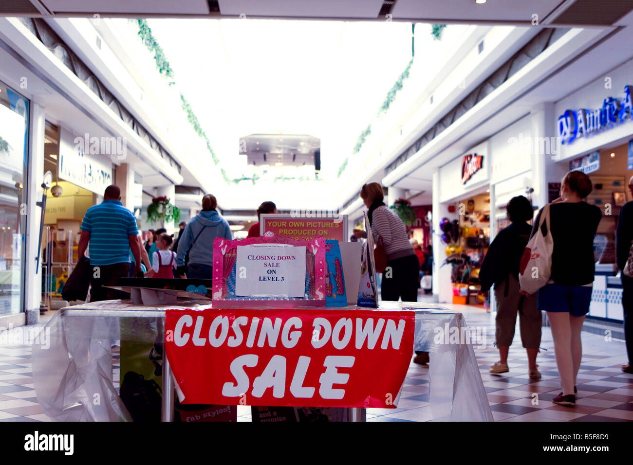 Rezession Großbritannien Käufer angezogen, die schließen sich Verkäufe in einem Einkaufszentrum Sutton Surrey Stockfoto