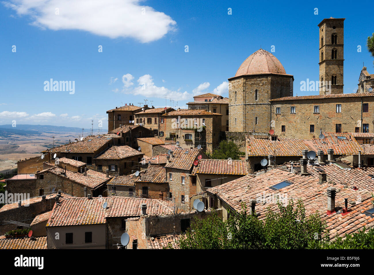 Blick über die Dächer in Richtung Duomo und der Campanile, Hügel Stadt Volterra, Toskana, Italien Stockfoto
