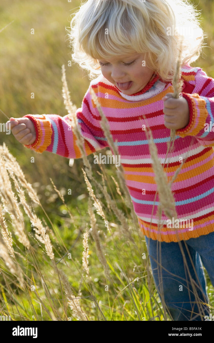 Kleines Mädchen (2-3) spielen auf Wiese, Nahaufnahme Stockfoto