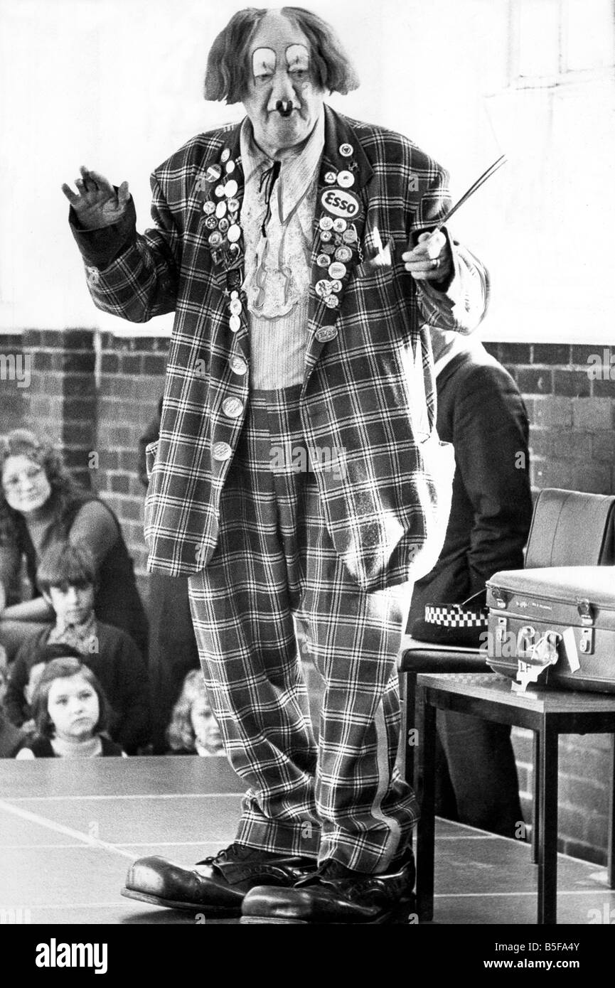 Coco der Clown wird ernst an Walkergate Junior School Newcastle zu einem seiner Vorträge Straße Sicherheit geben Stockfoto