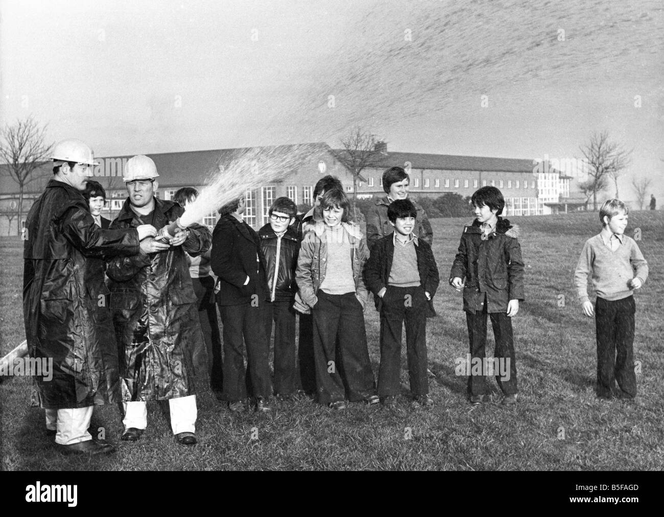 Armeepersonal übernehmen die Aufgaben der Feuerwehr während der Feuerwehrleute s Streiks in 1977 Schüler von Wideopen Middle School Uhr eine Demonstration durch die Armee-Feuerwehr Stockfoto