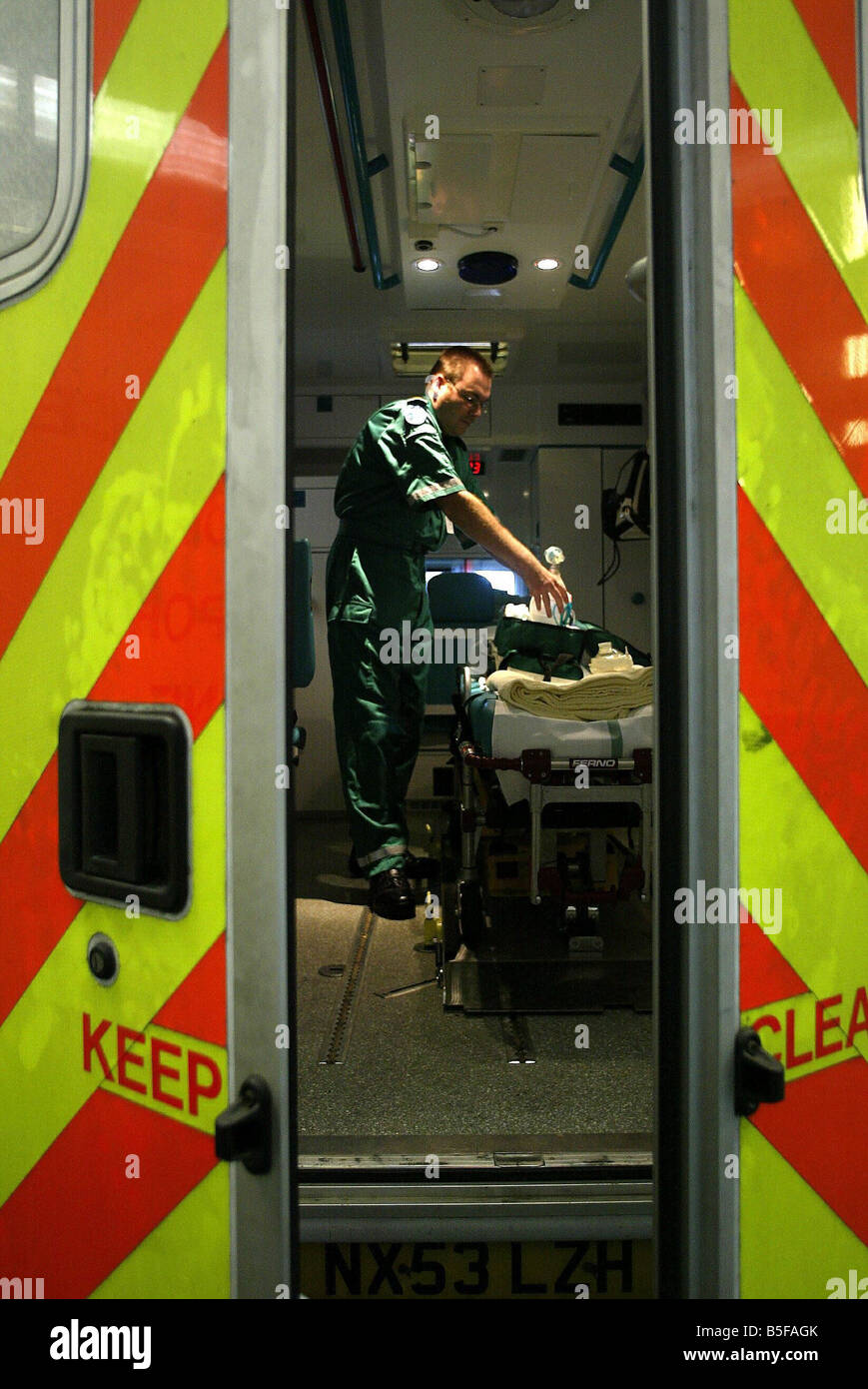 Sanitäter Andy Dodds bereitet sich auf eine weitere Veränderung am Blutcher Rettungsstation Stockfoto