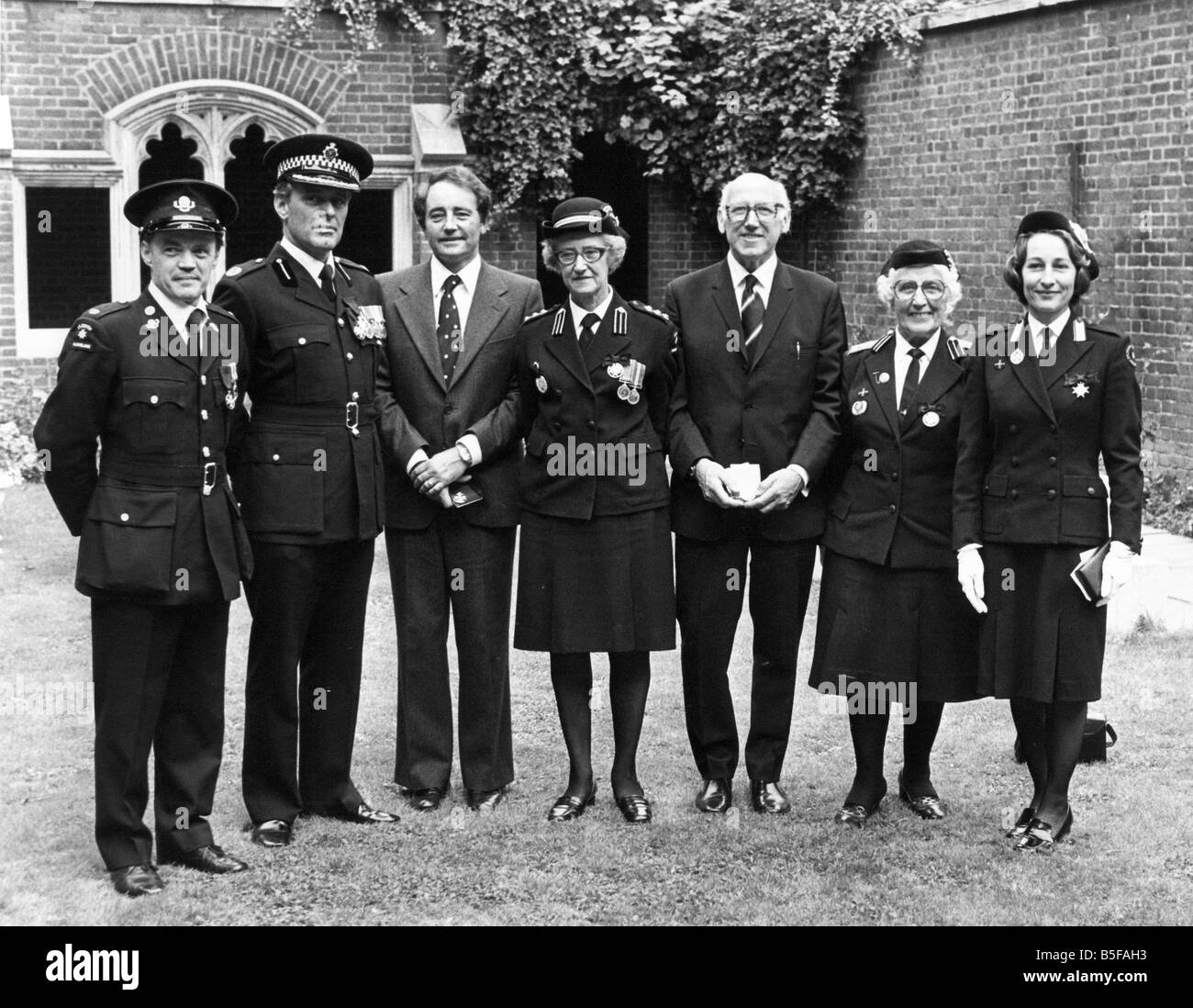 Träger des Order of St. John und St. John Ambulance Association erhielt ein Abzeichen während der Investuture Zeremonie im Oder s Grand Priory-Kirche in Clerkenwell London L R Ivan Thompson John English Phillip Brantingham Majorie Thorman William Ducker Margaret Dobson und Lady Davina Barnard Stockfoto