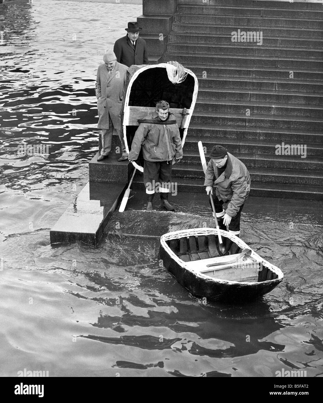 Die Elias-Brüder setzen ihre Nussschalen in der Themse bei Festival Pier für einen kurzen paddeln rund um Stockfoto