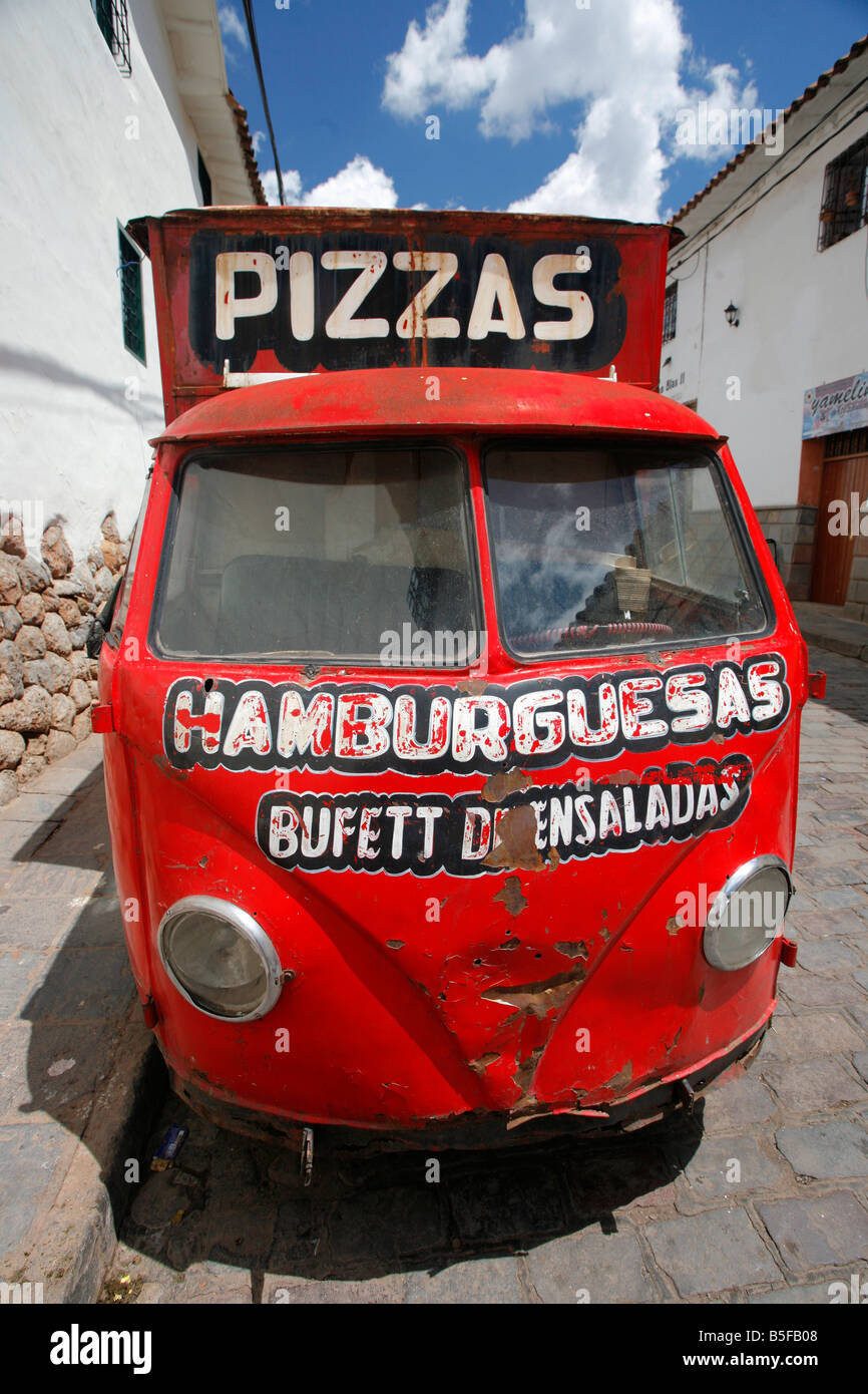 Zerschlagen rote Pizzawagen auf den Straßen von Cuzco in Peru Stockfoto