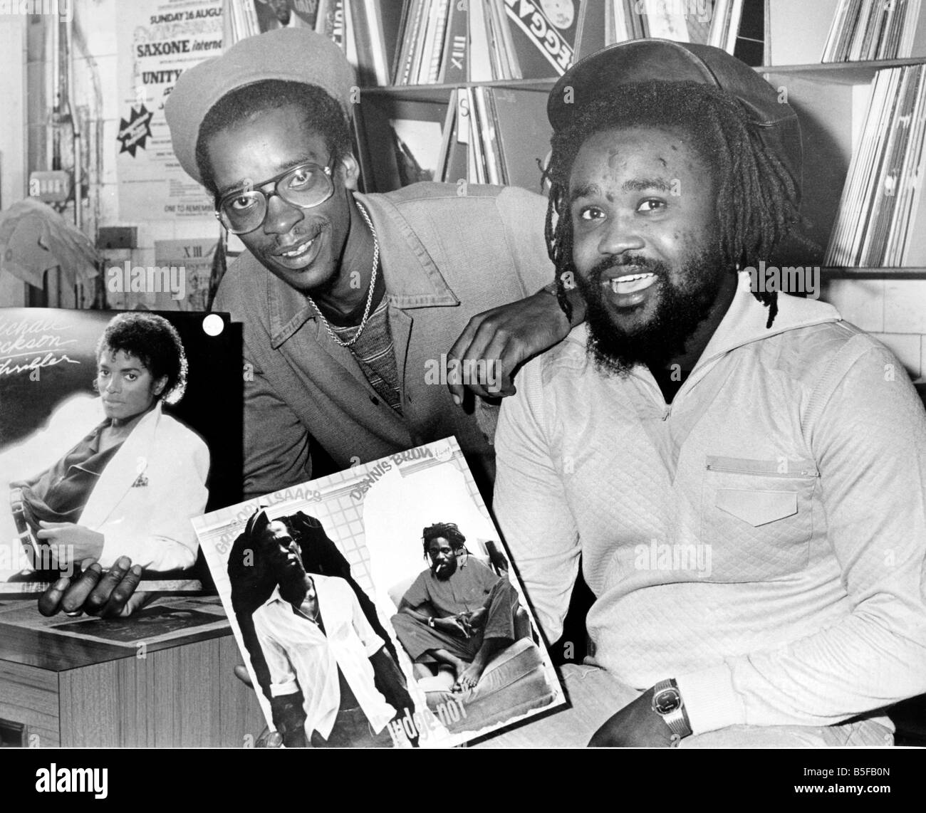 Eine Westindische Plattenladen Einnahmen haben sich verdoppelt, da es mit Hilfe der West Midlands County Council bewegt. Alpha Records eröffnet im Juni 1983 mit der Unterstützung von £5.000 Finanzhilfen aus dem County Council. Jetzt im Shop geführt von Philmore Duke(left) und Tony McCook, hat neue Räumlichkeiten in Victoria Street, Coventry.; 6. September 1984 Stockfoto
