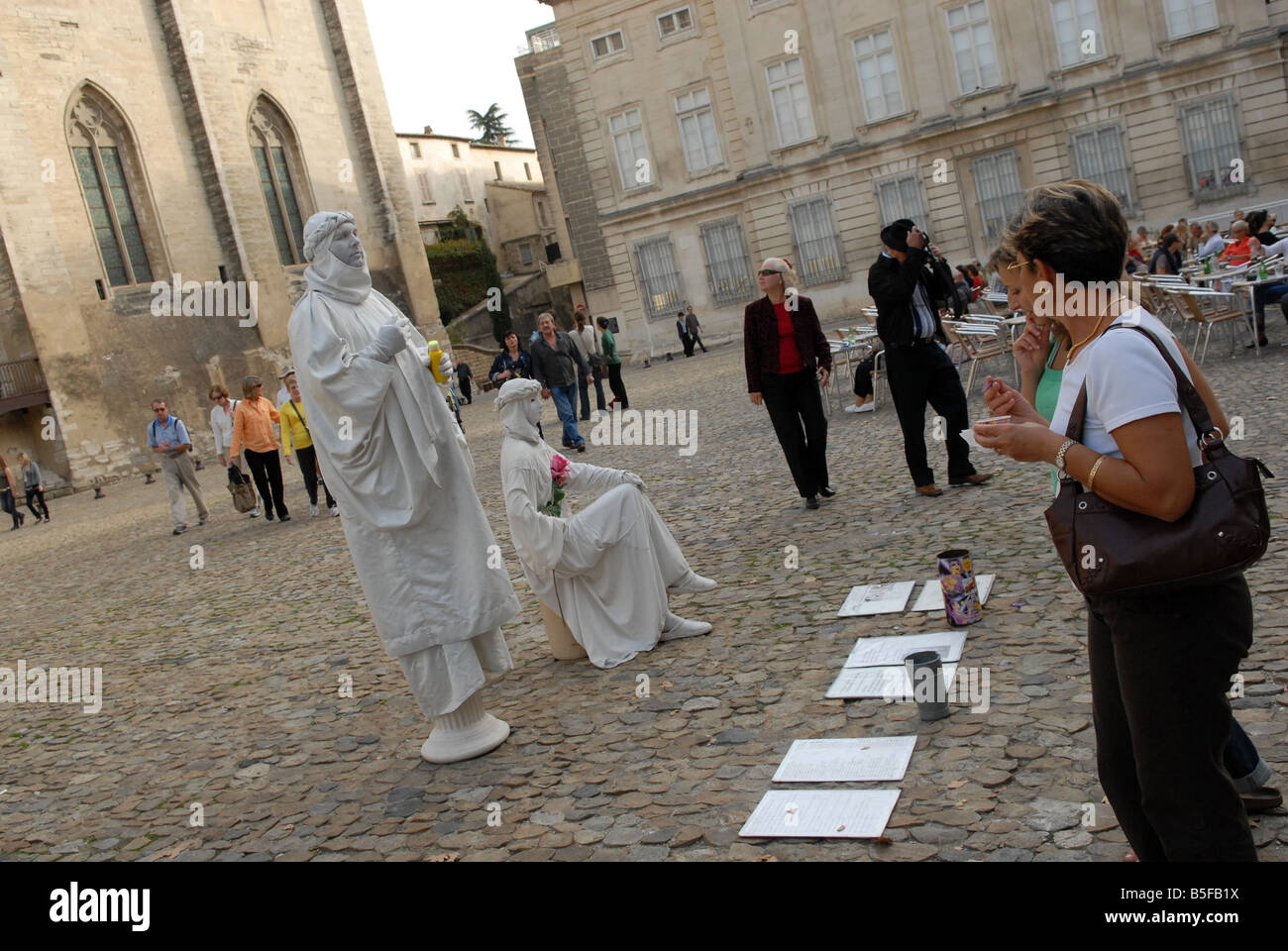 Pantomime, unterhaltsame Touristen bei der Papstpalast in Avignon Frankreich de Stockfoto