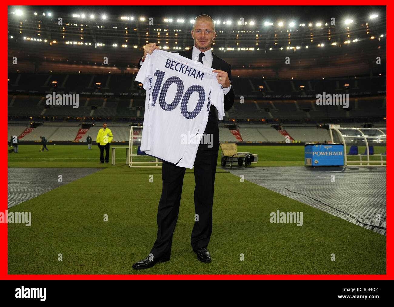 David Beckham im Bild im Stade de France Paris hält eine spezielle Gedenkmünze Shirt anlässlich seiner Leistung von 100 Länderspielen für England Stockfoto