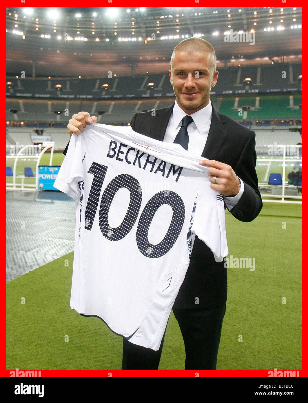 David Beckham im Bild im Stade de France Paris hält eine spezielle Gedenkmünze Shirt anlässlich seiner Leistung von 100 Länderspielen für England Stockfoto
