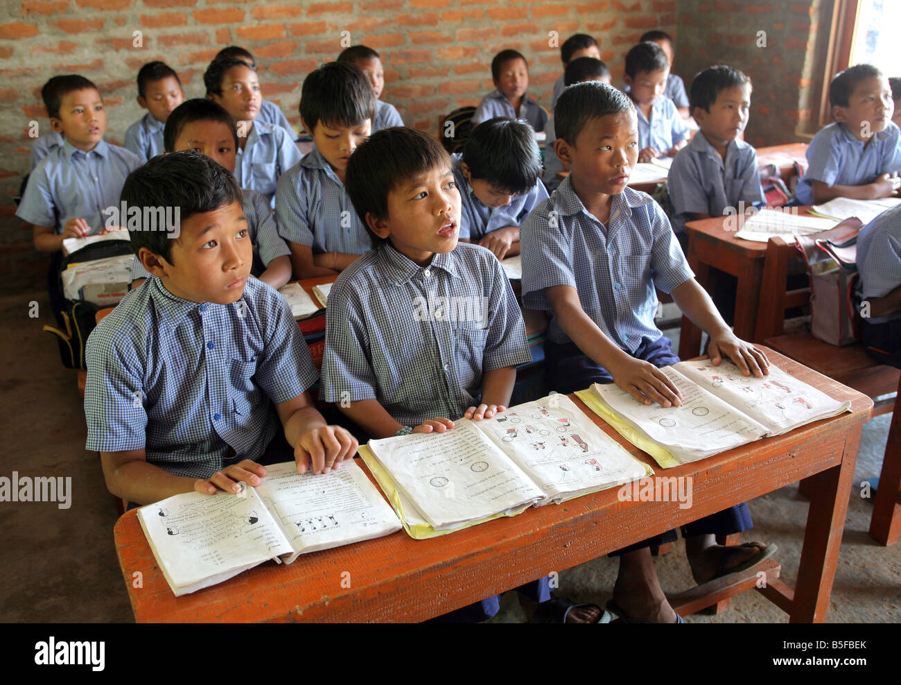 -Boys einen Unterricht in einer Dorfschule in Jayamangala, Nepal Stockfoto