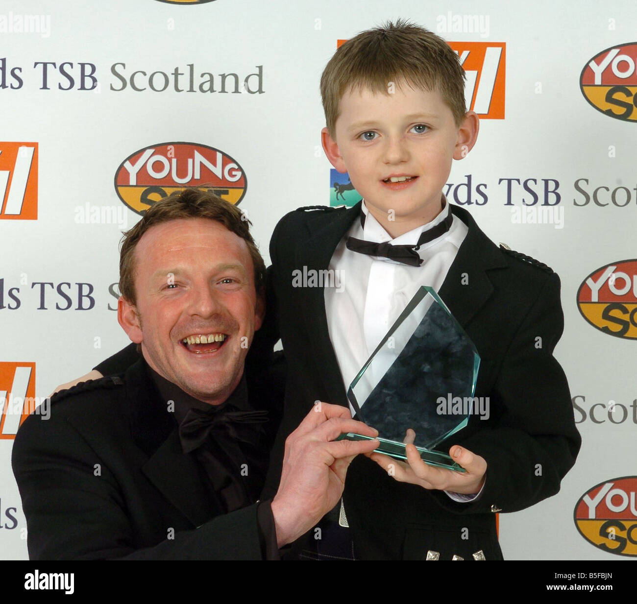 Sonntag vergibt Mail junge Schotte März 2008 um die Rathäuser IN GLASGOW Akt der herausragende Tapferkeit AWARD Gewinner NATHAN THOMSON mit JOHN SMEATON Stockfoto