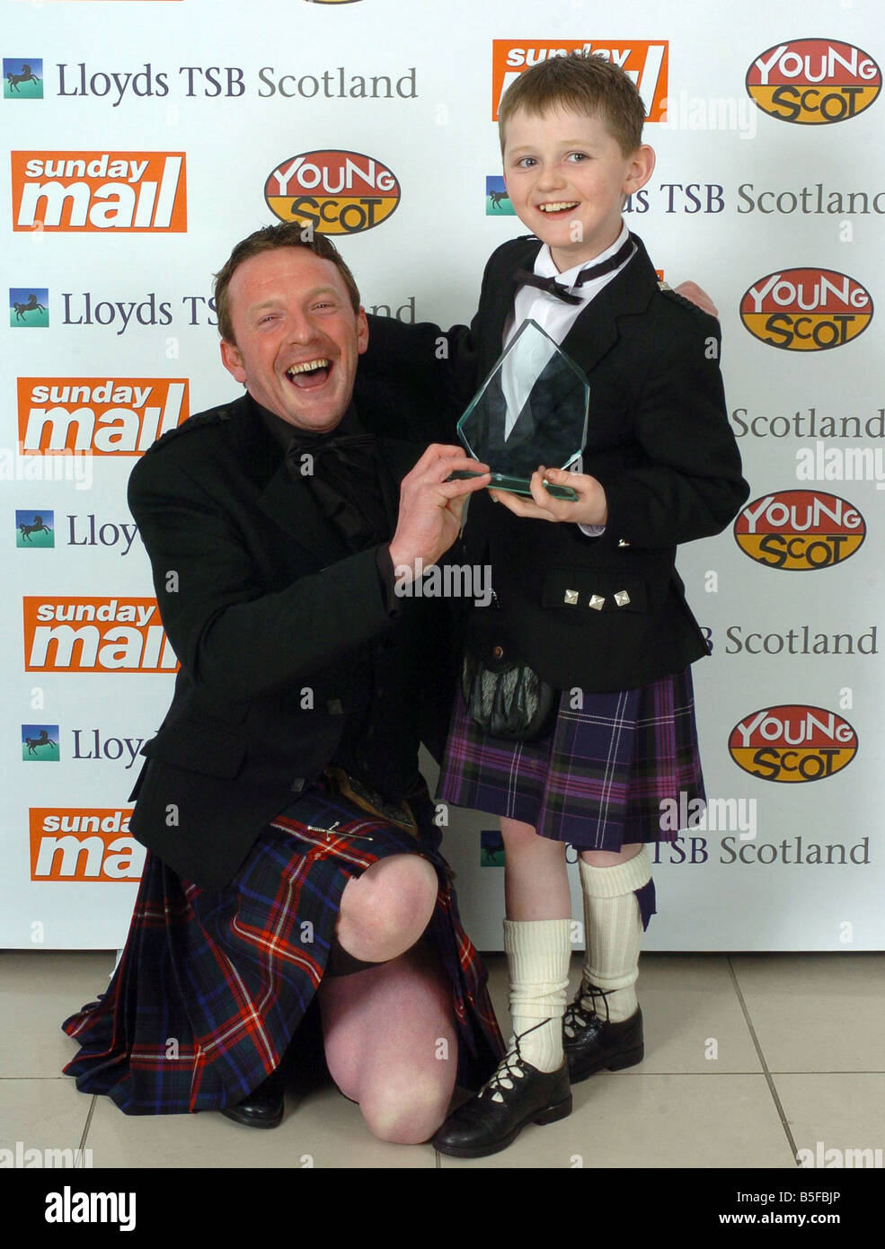 Sonntag vergibt Mail junge Schotte März 2008 um die Rathäuser IN GLASGOW Akt der herausragende Tapferkeit AWARD Gewinner NATHAN THOMSON mit JOHN SMEATON Stockfoto