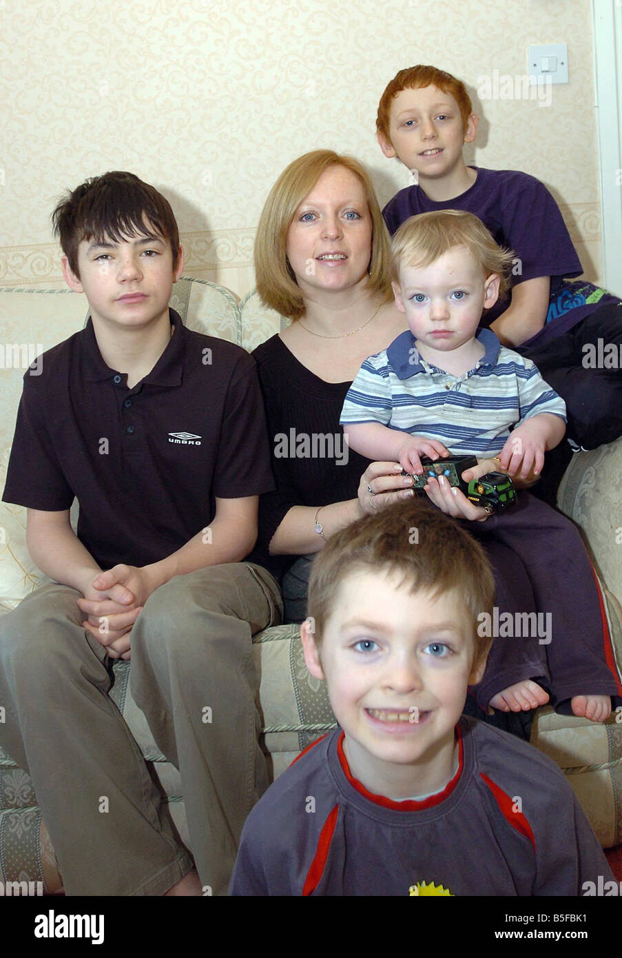 Bild Derek Blair Mama Lindsey wenig mit Kindern Daniel 15 schwarze Haare Jason 12 Ingwer Haar Anthony 7 helle Haare vorne und Aaron Stockfoto