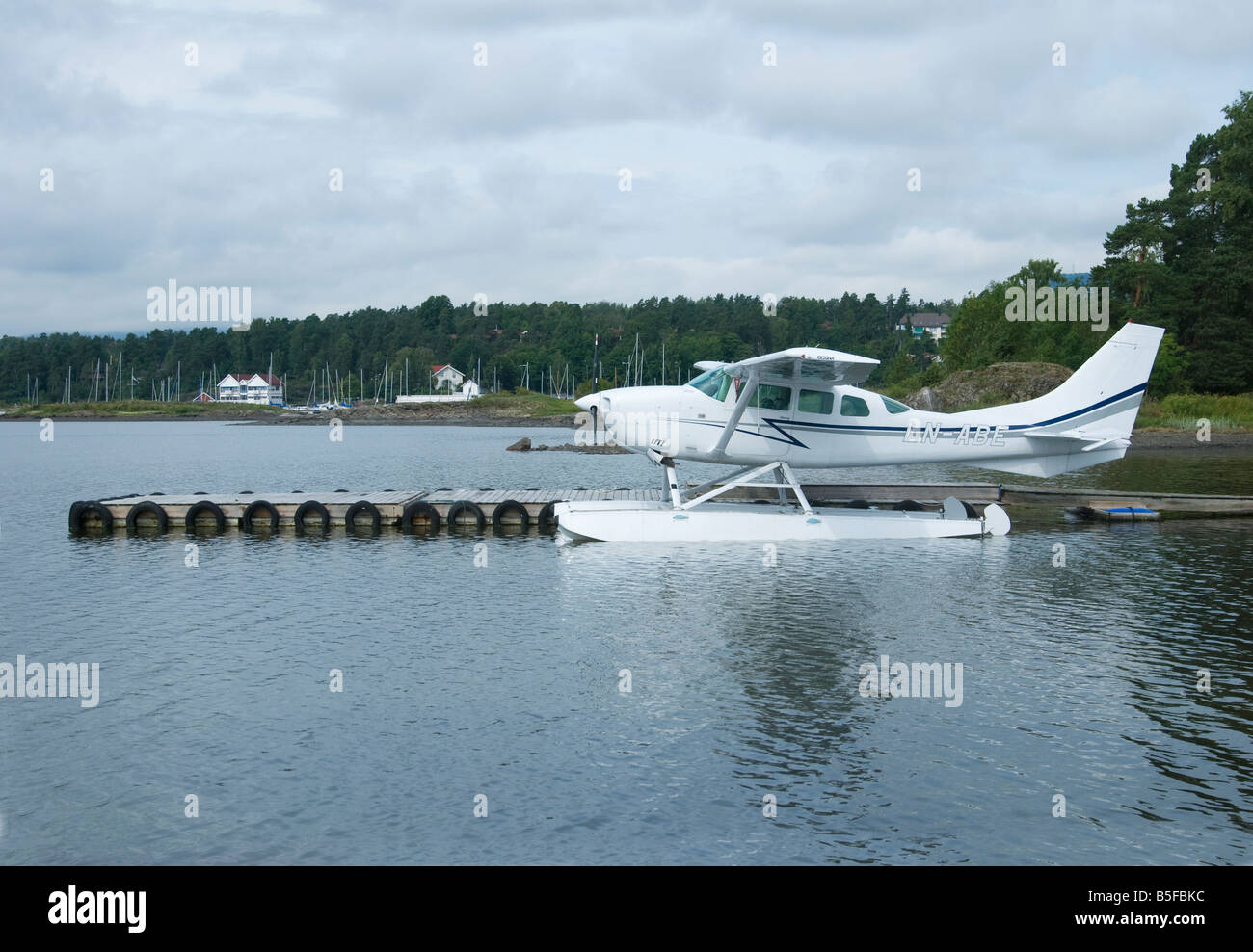 Weiße Cessna 206 Stationair vertäut am Holtekilen einen Bestandteil der Oslofjord nahe Oslo Stockfoto