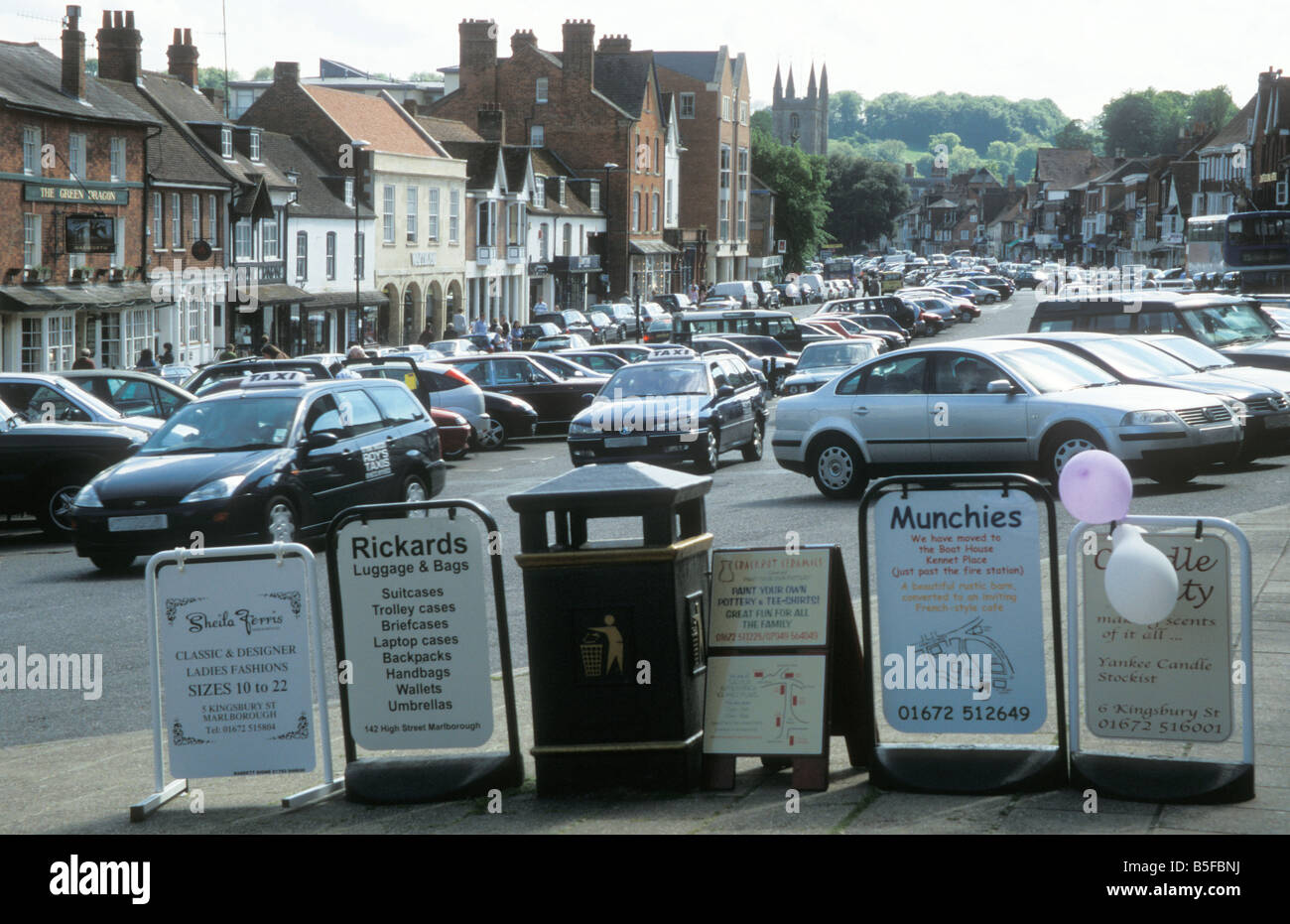 verkehrsreichen und vielen Plakaten in Marlborough Wiltshire England Stockfoto