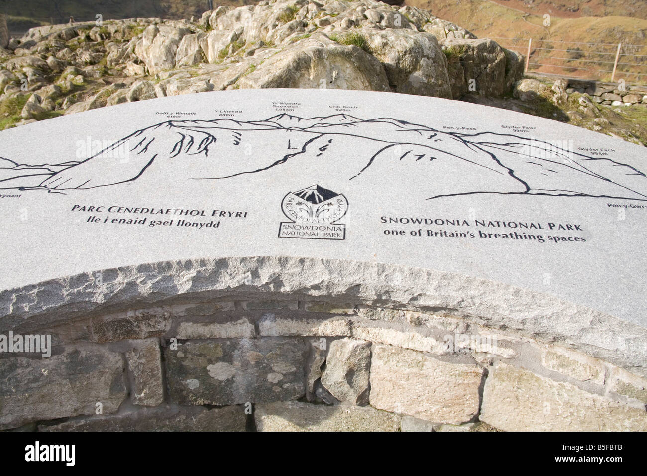 Snowdonia Nationalpark Gwynedd North Wales UK Oktober Nahaufnahme von einer geschnitzten Granit Stein Informationstafel an einem Aussichtspunkt Stockfoto