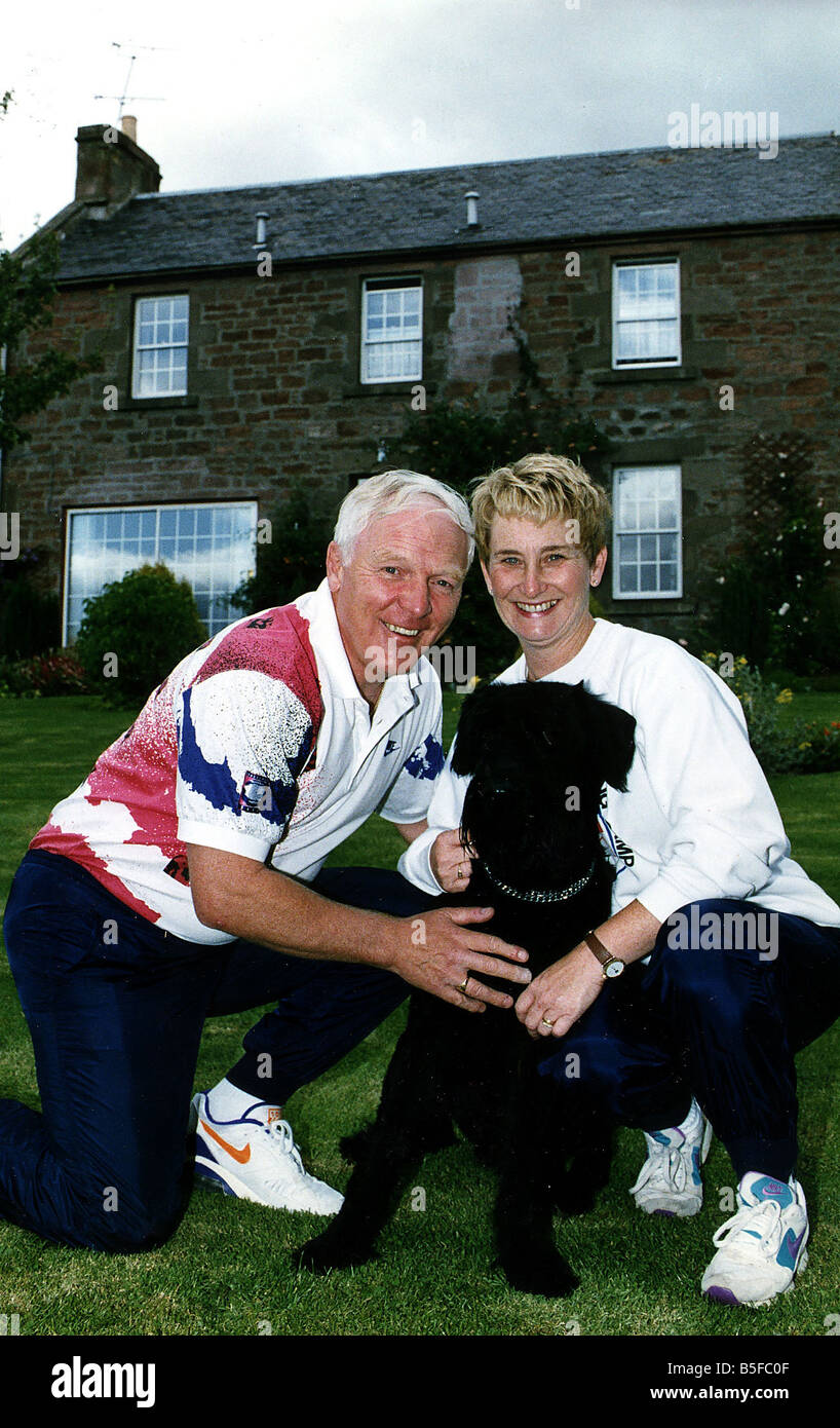 John Anderson Schiedsrichter aus der Fernsehsendung Gladiatoren mit Frau Dorothy und ihr Hund Hansy Stockfoto