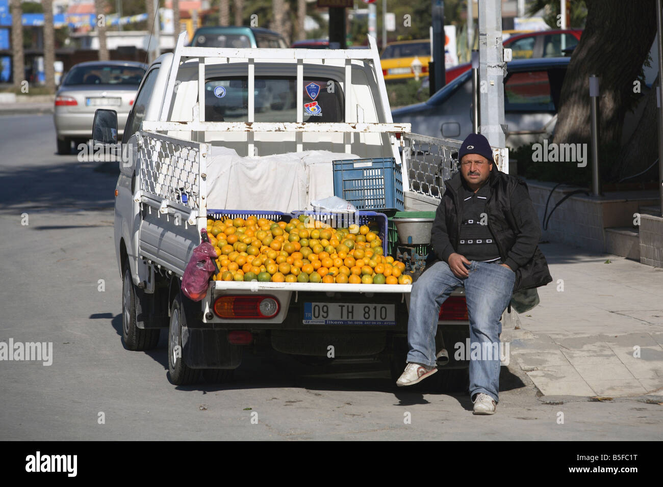 Mann, Verkauf von Orangen in der Straße, Kusadasi, Türkei Stockfoto
