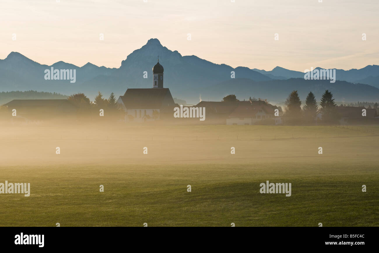 Wallfahrtskirche Maria Hilf in Dorf von Speiden und Berggipfel Säuling in Ferne, Allgäuer Region, Bayern, Deutschland Stockfoto