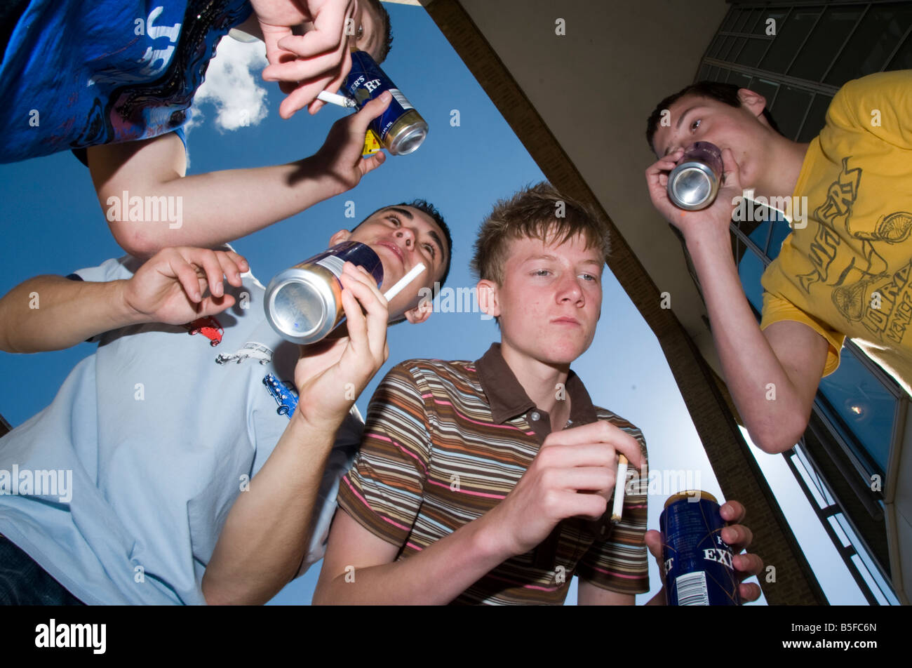 Gruppe von Jungs im Teenageralter trinken und Rauchen Stockfoto