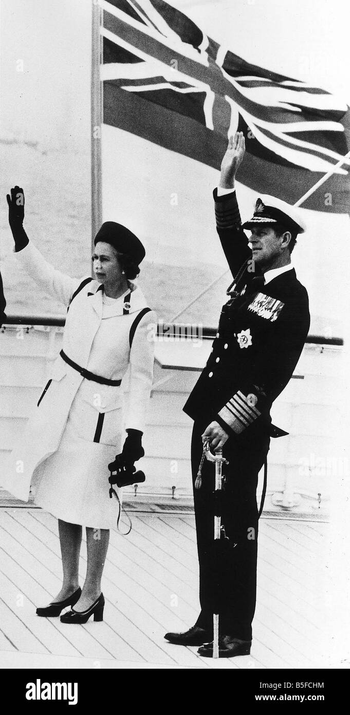 Königin Elizabeth II und ihr Ehemann Prinz Philip Herzog von Edinburgh bestätigen den Gruß der Royal Navy aufgereiht am Spithead für ein Jubiläum Fleet Review Juni 1977 Stockfoto