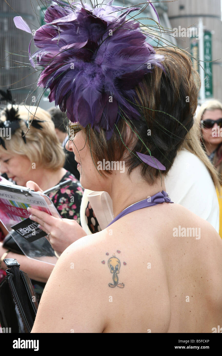 Ladies Day in Aintree Grand National-Sitzung auf der berühmten Rennstrecke Liverpool April 2008 Stockfoto