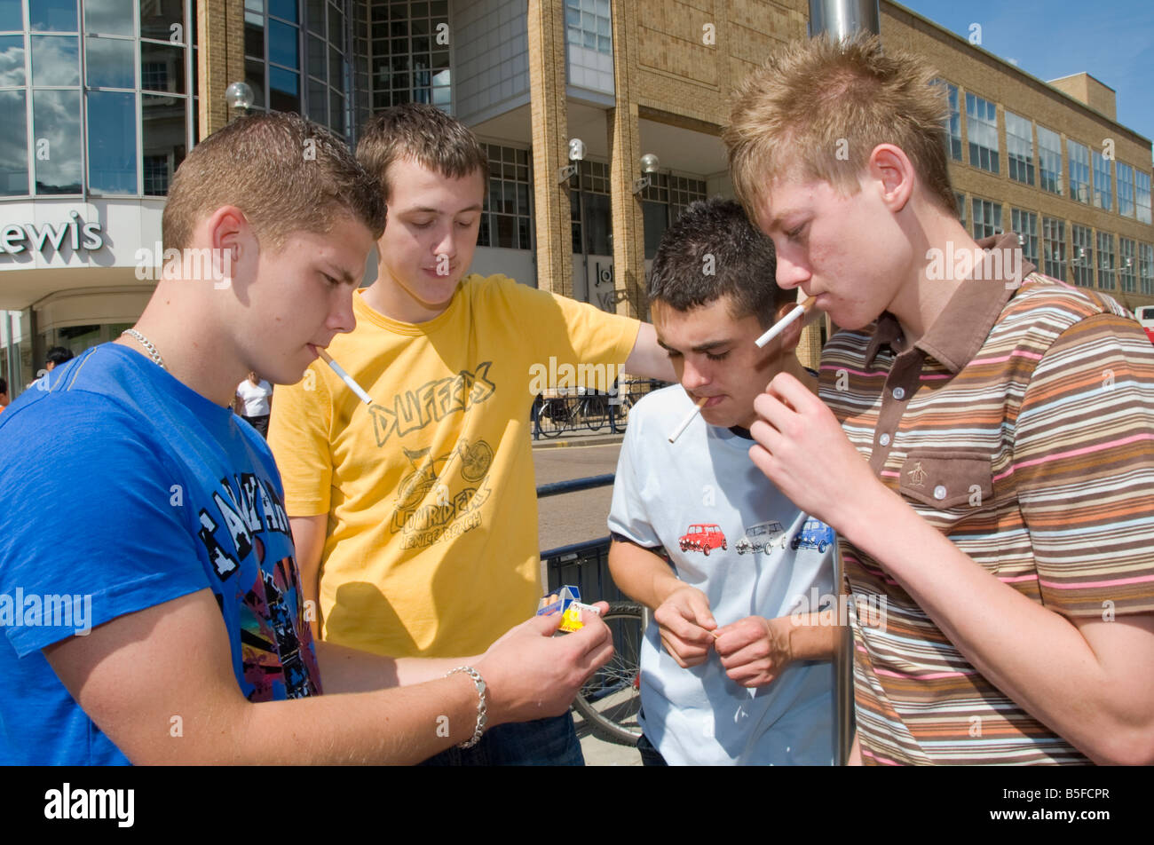 Gruppe von Jungs im Teenageralter Rauchen Stockfoto