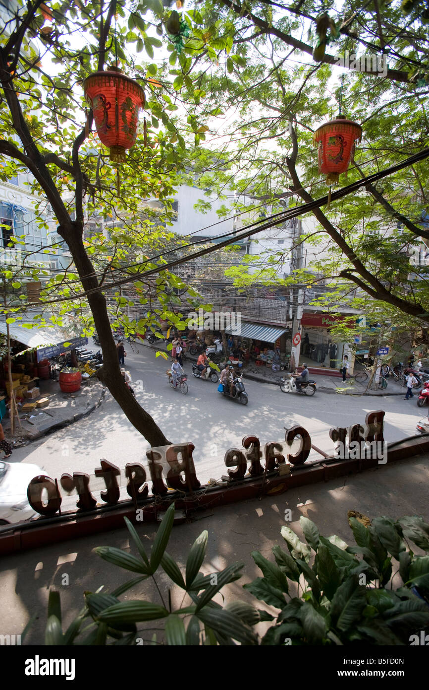 Blick hinunter auf die Straße von einem Café Balkon in Alt-Hanoi, Vietnam Stockfoto