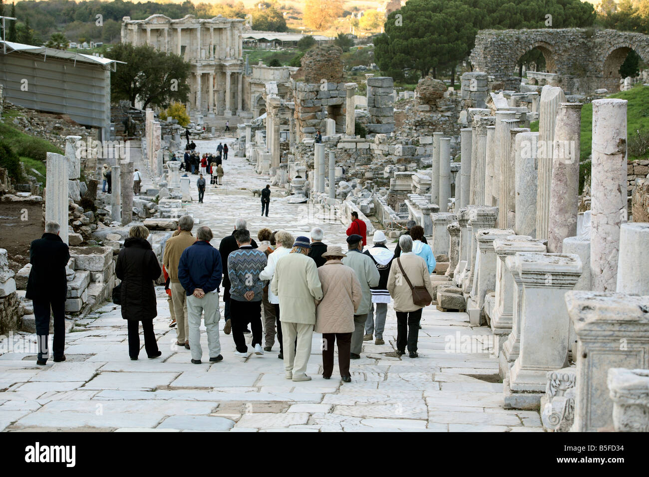 Touristen besuchen die Ruinen in der Kuretenstraße in Ephesus, Türkei Stockfoto