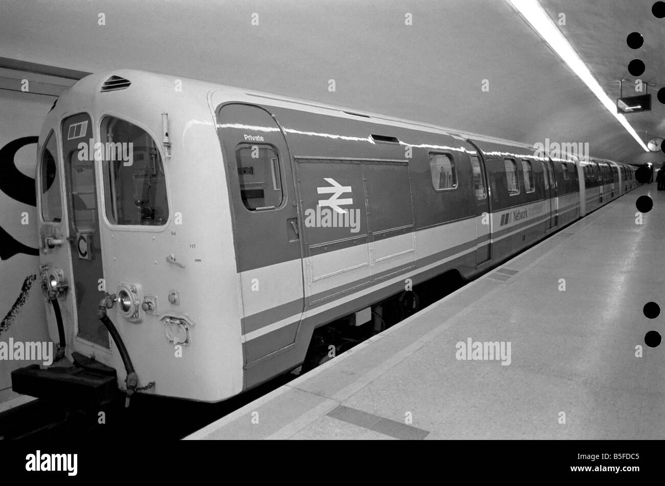 Neue britische Schiene Zug hier an Moorgate Station zu sehen. Das Design basiert auf einer U-Bahn London Transport. März 1987 Stockfoto