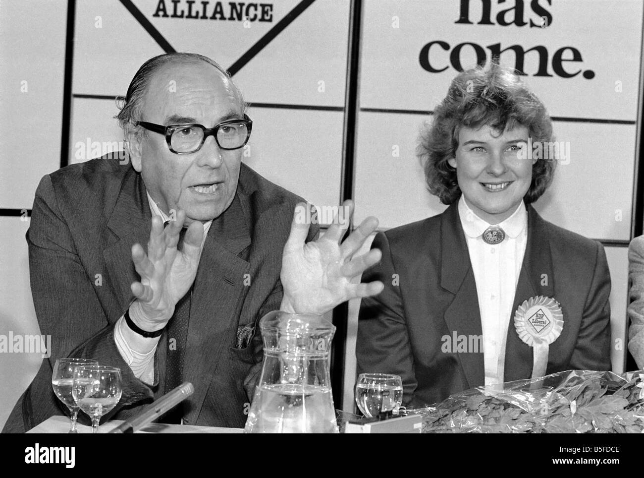 Roy Jenkins und Rosie Barnes an einem SDP. Pressekonferenz für die Nachwahl von Greenwich. Februar 1987 LDN-87-064-004 Stockfoto