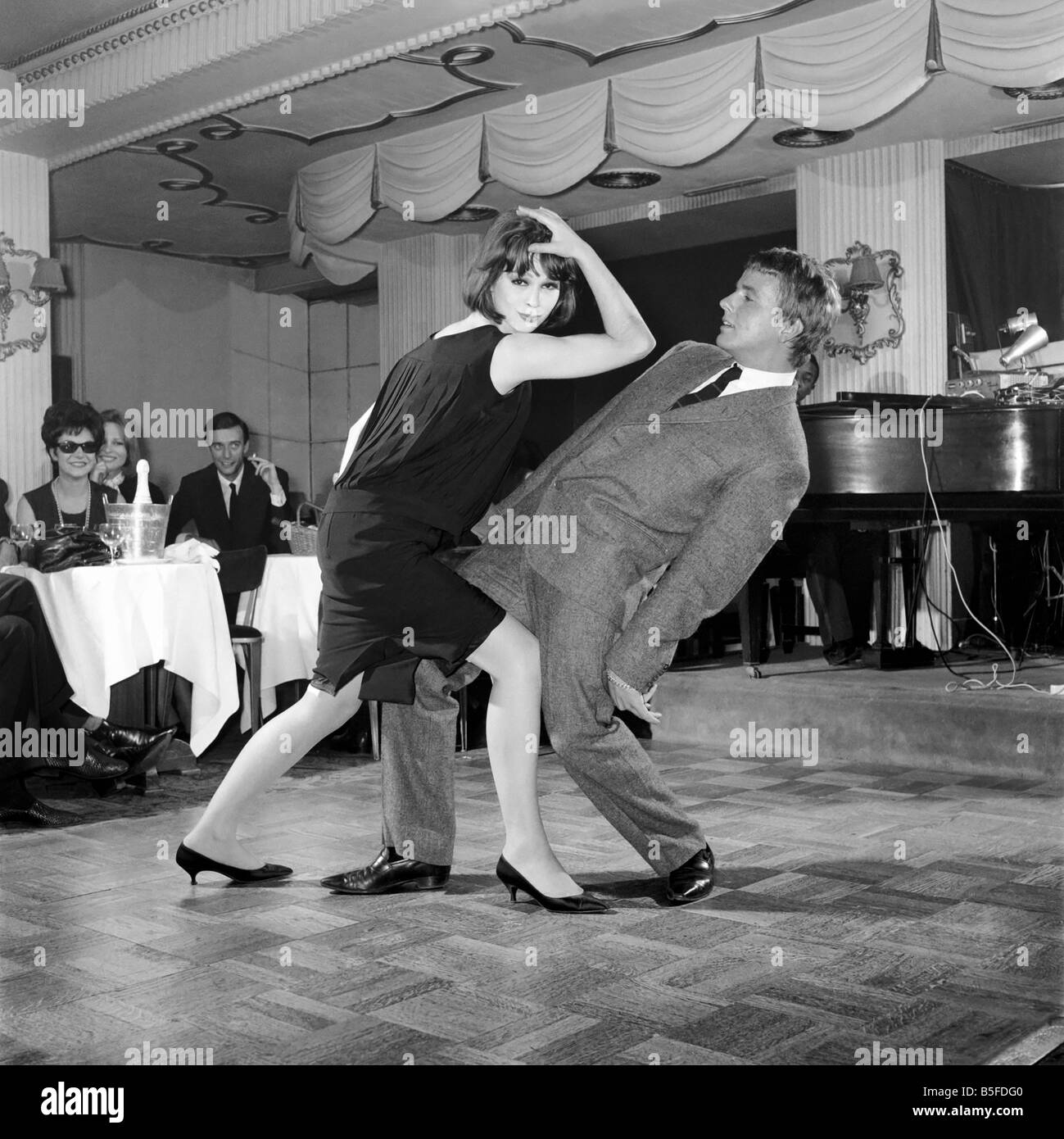 Neuen Tanz, der die Wut in Amerika ist jetzt nach London gekommen. Es heißt "Twist" The Satire Club Herzog von York Street 1961 Stockfoto