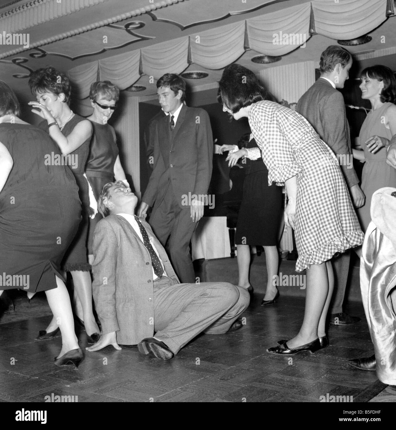 Neuen Tanz, der die Wut in Amerika ist jetzt nach London gekommen. Es heißt "Twist" The Satire Club Herzog von York Street 1961 Stockfoto