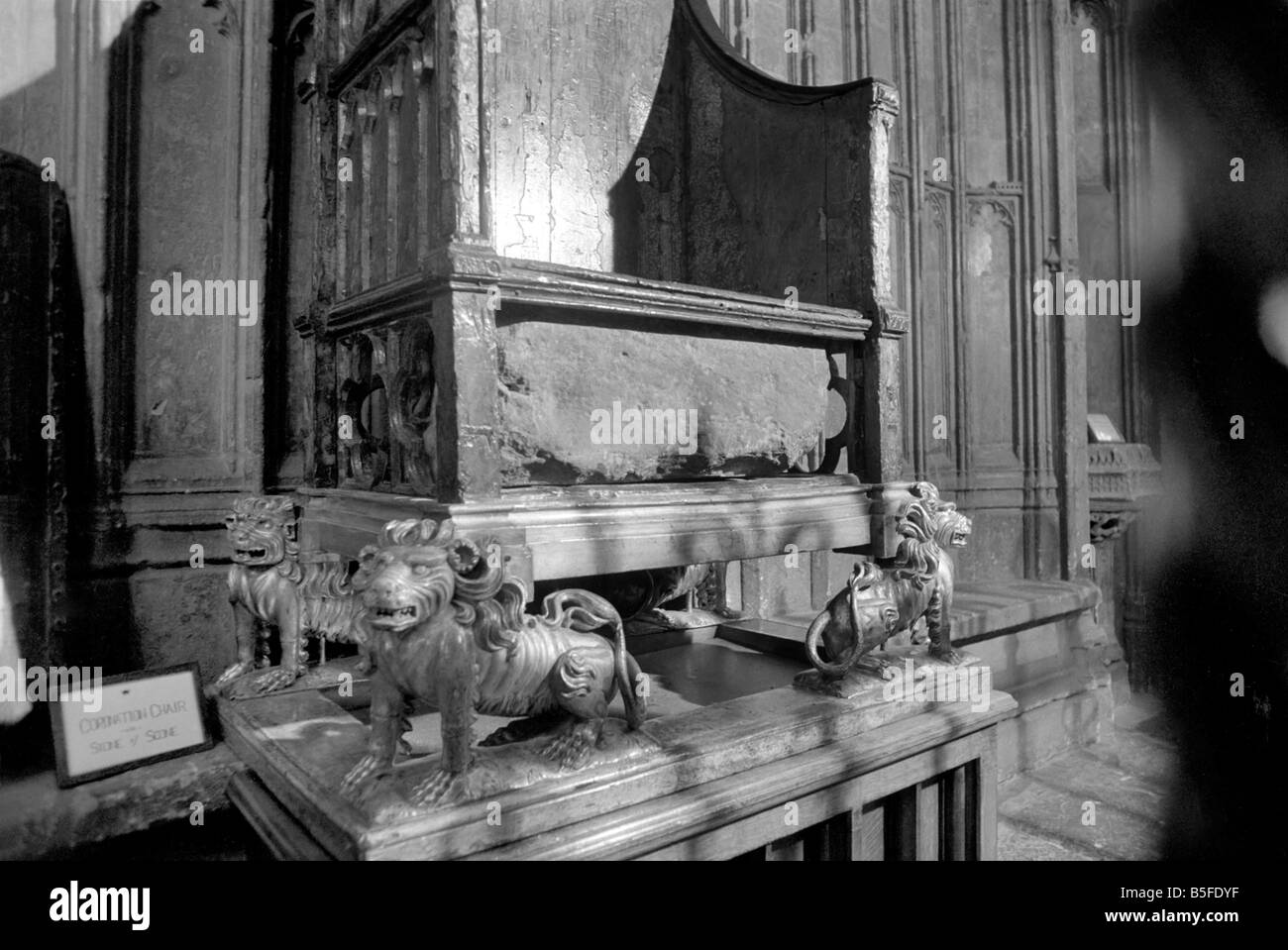 London: Westminster Abbey: Stein von Scone zurück in seinen Platz unter Krönung Stuhl in Westminster. September 1974 S74-5298-001 Stockfoto